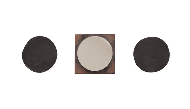 Germaine  Kruip, Hand-made metal mirror, wax, wooden base, clay 30 x 76 cm (1 circle mirror of 25 cm (base 30 x 30 cm), 2 black clay disks of 25 cm), Circle Kannadi with its Clay Molds l, 2019